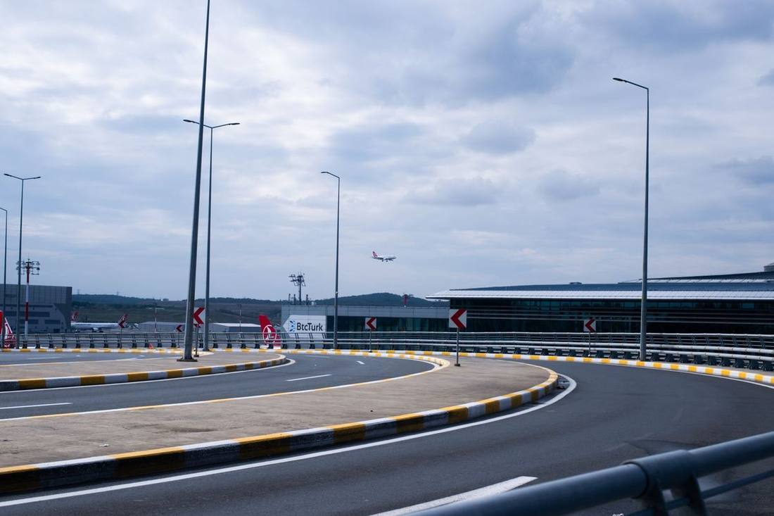 The airport roadway approach, aircraft on final