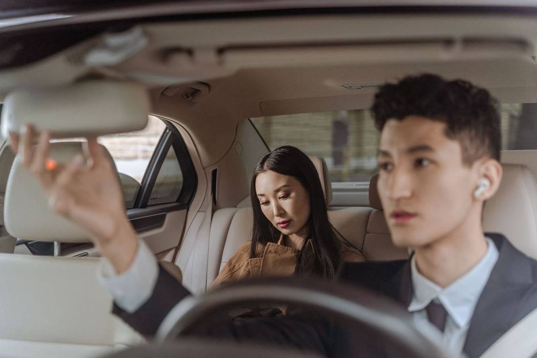Airport limo etiquette in Toronto: tipping, waiting, luggage and the small stuff