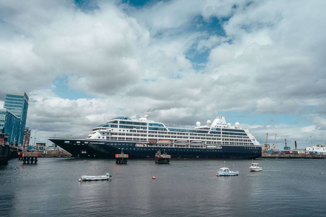 Cruise passengers in Toronto: from the airport to the Port of Toronto terminal