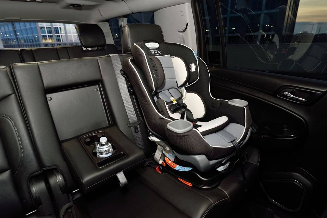 Airport limo with child seats in Toronto: what the law requires and what we carry