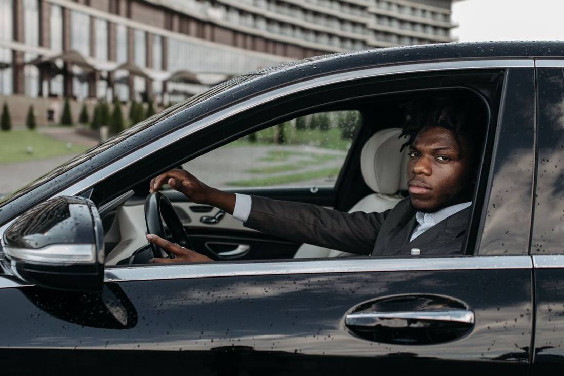 Becoming a chauffeur in Toronto: licences, expectations and earning potential