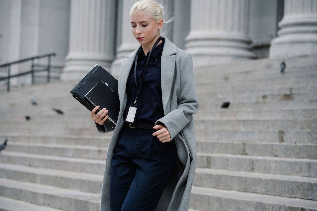 Black car service for Toronto law firms: court runs, closings and client pickups