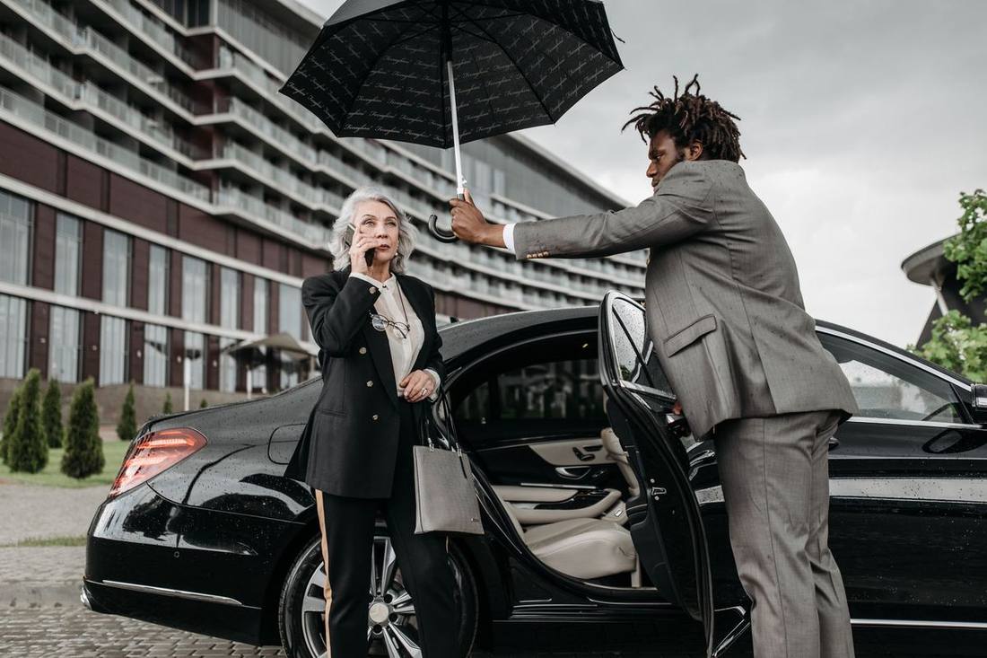 Black car service for seniors in Toronto: appointments, assistance and peace of mind