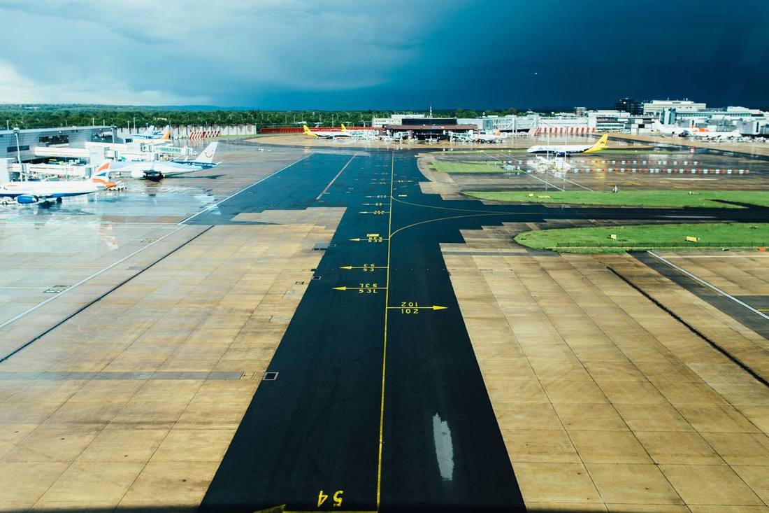Flight delayed into Toronto? How wait time and flight tracking work with a black car