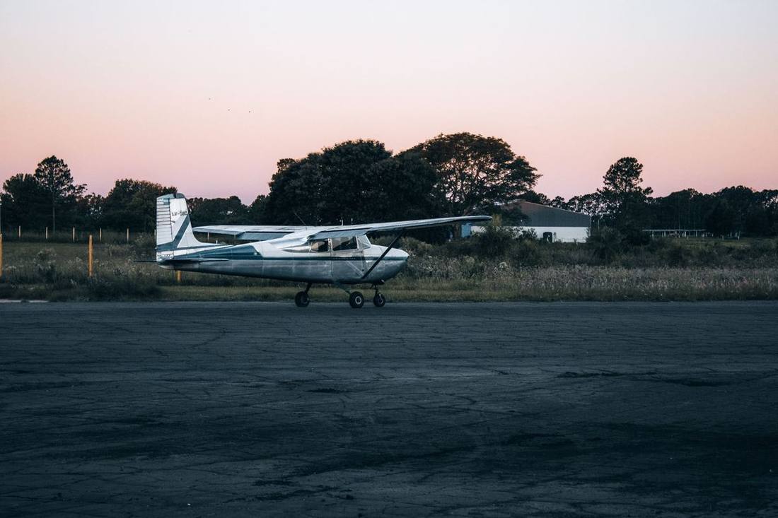 Hamilton airport (YHM) to Toronto by black car: routes, timing and fares explained