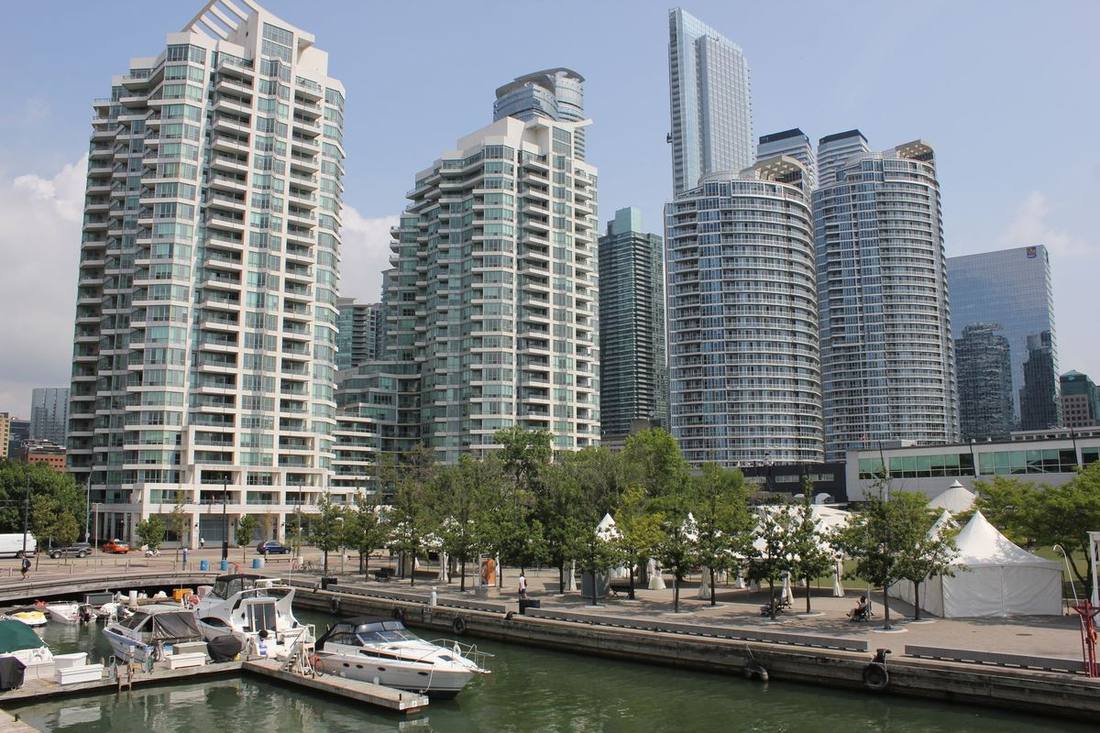 Harbourfront and Queens Quay: waterfront venues, the ferry docks and your car