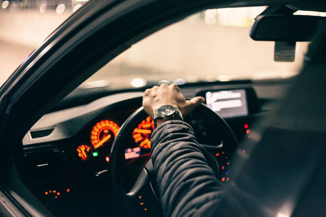 Hourly or point-to-point? Choosing the right booking type in Toronto