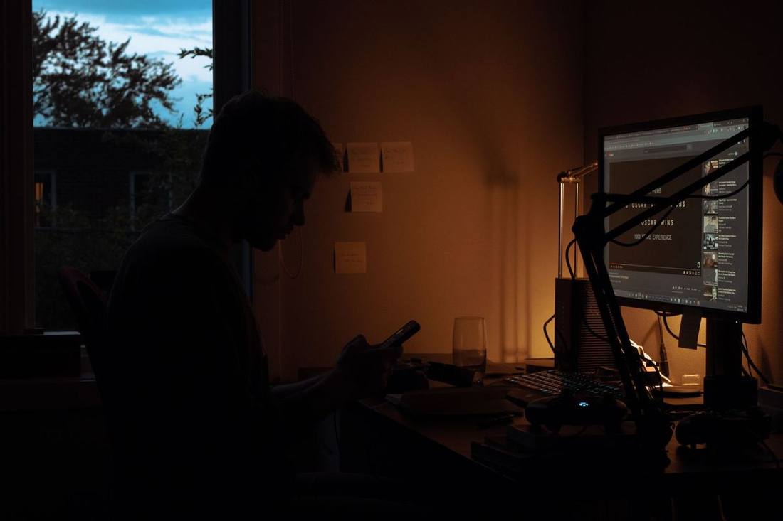 A dispatcher on the phone with a fleet map behind