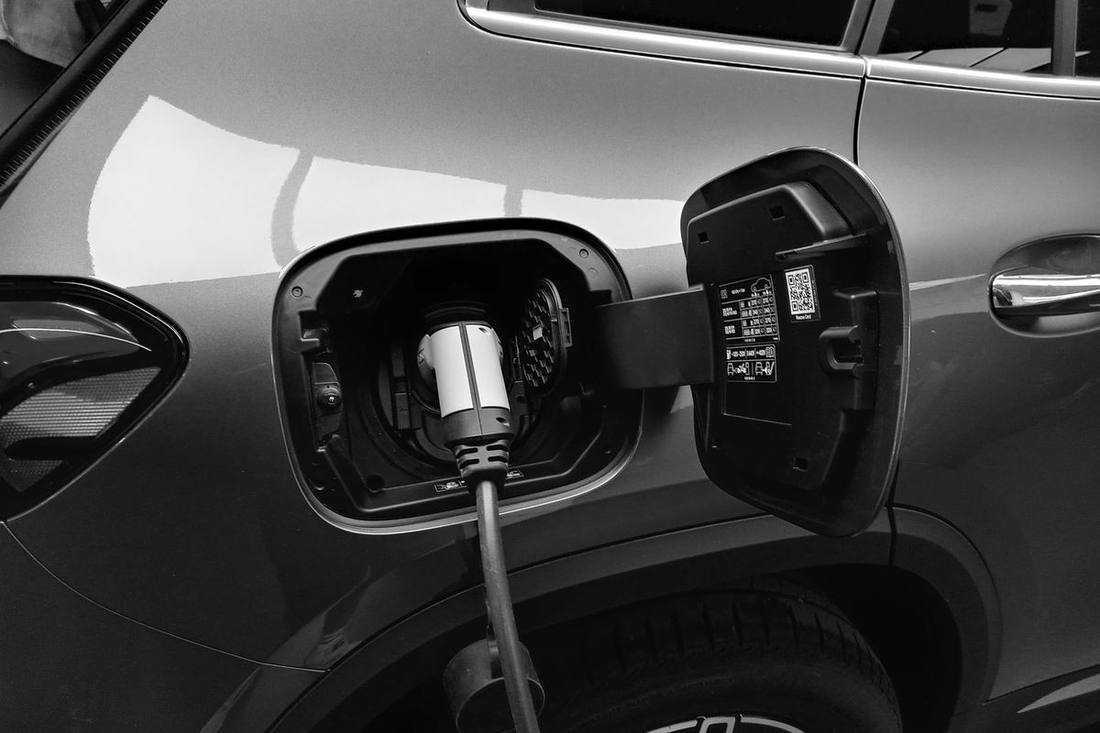 Hybrid and electric black cars in Toronto: range, charging and the winter question
