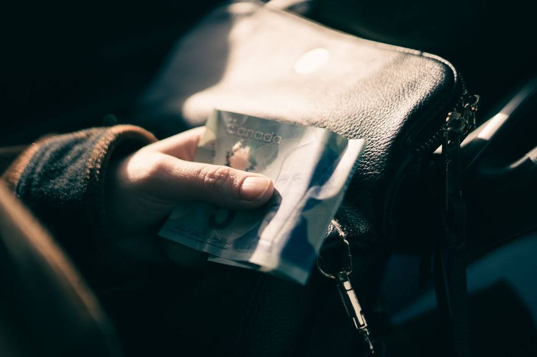 Gratuity for chauffeurs in Toronto: norms, inclusions and how to handle it