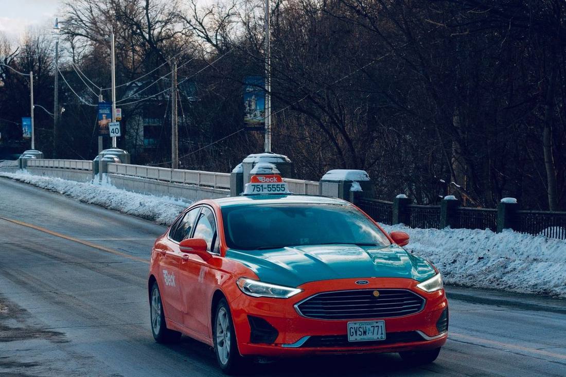 Limo vs taxi in Toronto: a fair comparison for airport and city trips