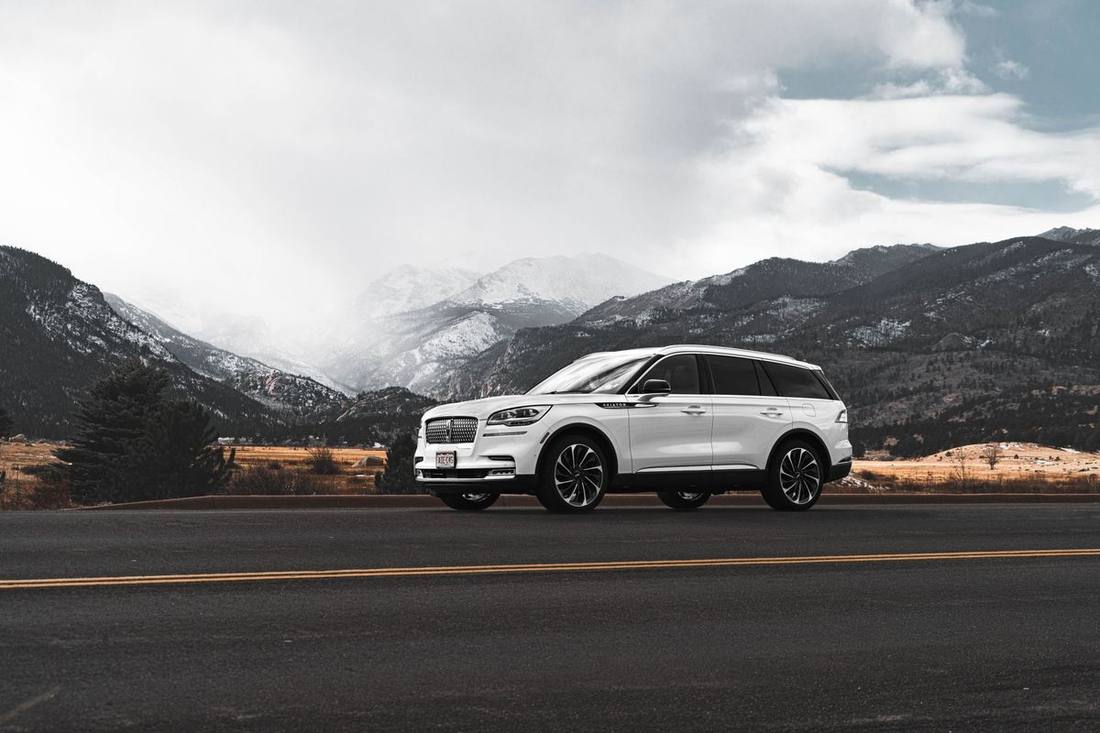 Lincoln Navigator vs Cadillac Escalade: the two SUVs of Toronto's black car fleets