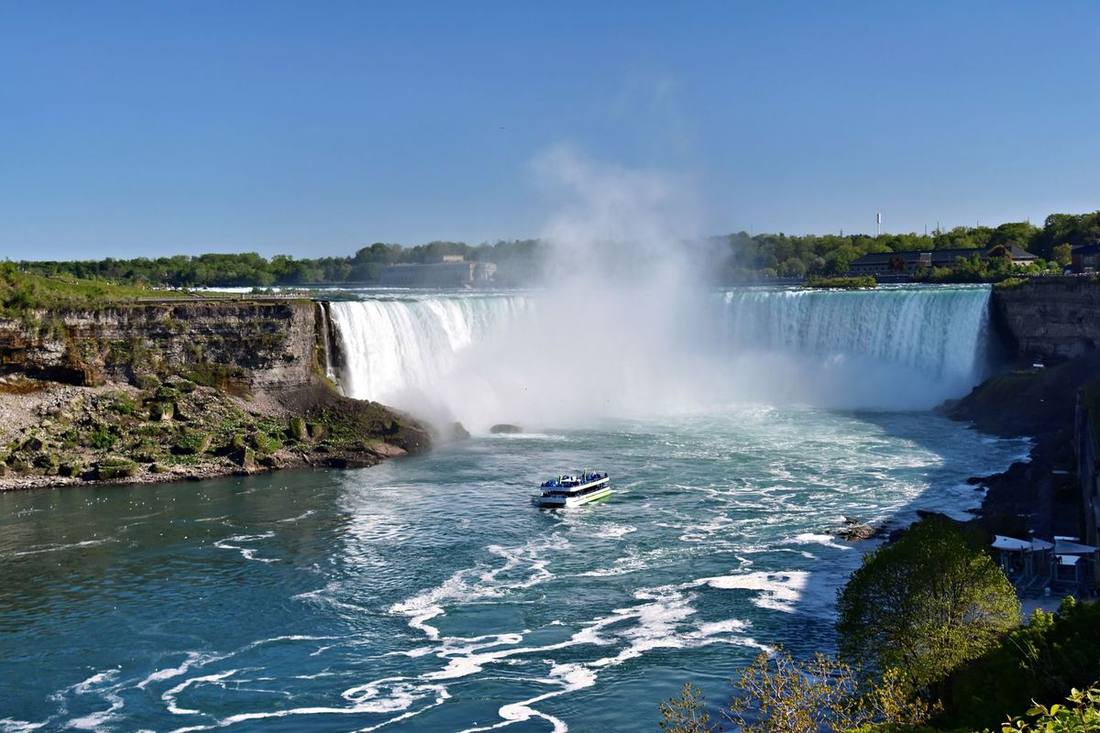 The Niagara Parkway along the river toward the Falls