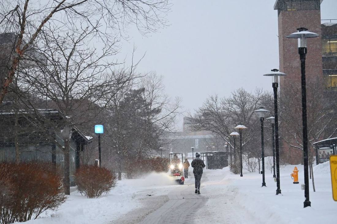 Snow clearing at Pearson during a winter storm