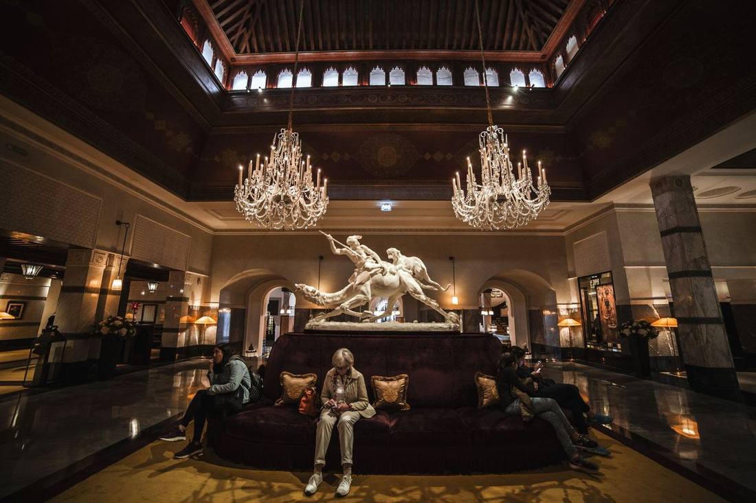 Ritz-Carlton, Shangri-La and St. Regis: black car service on Wellington, University and Bay