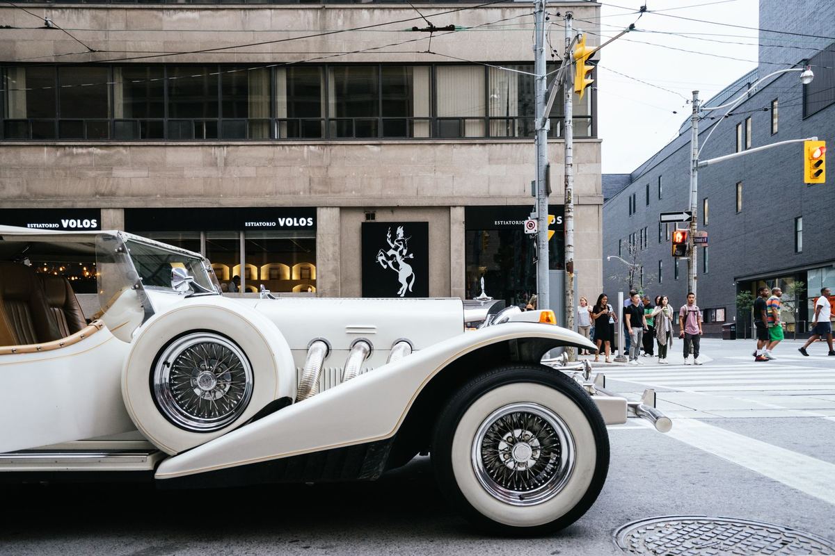Yorkville by black car: hotels, Bloor Street boutiques and the dinner reservation
